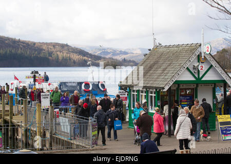 Le lac Windermere, Cumbria, Royaume-Uni. 24 mars, 2015. Météo : bateau de croisière arrive à l'embarcadère à l'atterrissage à Bowness-on-Windermere. Les touristes de profiter du soleil avec le dernier de la neige sur la haute lande Crédit : Gordon Shoosmith/Alamy Live News Banque D'Images