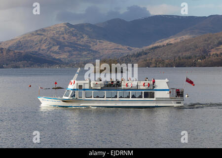 Le lac Windermere, Cumbria, Royaume-Uni. 24 mars, 2015. Météo : bateau de croisière Mlle Westmorland à Bowness-on-Windermere. Les touristes de profiter du soleil avec le dernier de la neige sur la haute lande Crédit : Gordon Shoosmith/Alamy Live News Banque D'Images