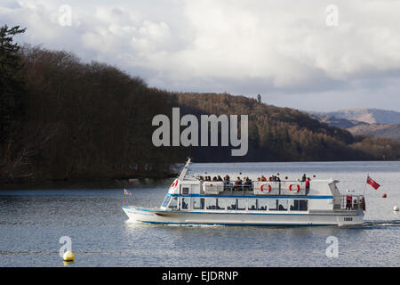 Le lac Windermere, Cumbria, Royaume-Uni. 24 mars, 2015. Météo : bateau de croisière Mlle Westmorland à Bowness-on-Windermere. Les touristes de profiter du soleil avec le dernier de la neige sur la haute lande Crédit : Gordon Shoosmith/Alamy Live News Banque D'Images