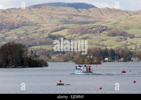 Le lac Windermere, Cumbria, Royaume-Uni. 24 mars, 2015. Météo : bateau de croisière Mlle Cumbria 4 -on-Windermere. Les touristes de profiter du soleil avec le dernier de la neige sur la haute lande Crédit : Gordon Shoosmith/Alamy Live News Banque D'Images