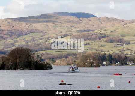 Le lac Windermere, Cumbria, Royaume-Uni. 24 mars, 2015. Météo : bateau de croisière Mlle Cumbria 4 -on-Windermere. Les touristes de profiter du soleil avec le dernier de la neige sur la haute lande Crédit : Gordon Shoosmith/Alamy Live News Banque D'Images