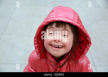 Heureux moments en famille - jeune fille s'amusant dans la ville Banque D'Images