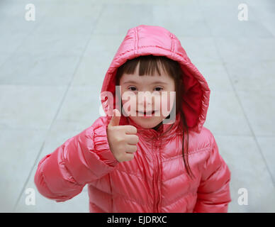 Heureux moments en famille - jeune fille s'amusant dans la ville Banque D'Images