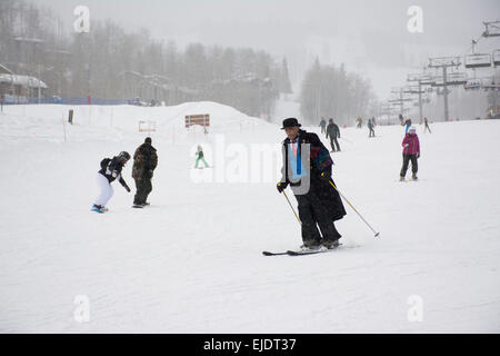 SKI SNOWMASS, CO : Art Clay, 78, de Chicago prend une course dans une neige légère Mercredi, 25 février 2015. Banque D'Images