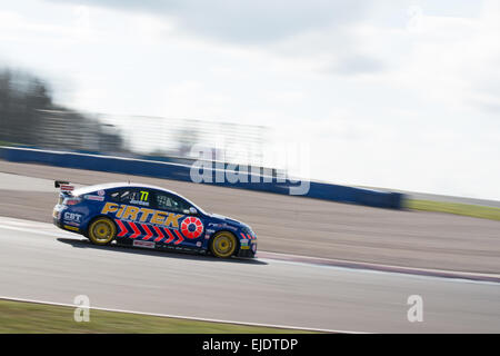 Castle Donnington, UK. 24 mars, 2015. Andrew Jordan dans le Triple Eight Racing MG6 GT en action au cours de la 2015 Dunlop MSA British Touring Car Championship media journée à Donington Park le 24 mars 2015 à Castle Donington, en Angleterre. Credit : Gergo Toth/Alamy Live News Banque D'Images