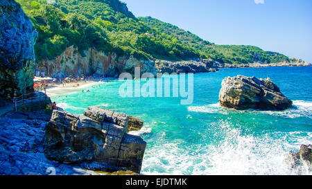 La plage de Mylopotamos, Pelion, Grèce. Plage de Mylopotamos, près de le village de Tsagarada Pelio, l'une des plus belles plages de la Grèce Banque D'Images