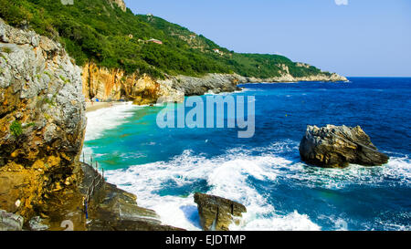 La plage de Mylopotamos, Pelion, Grèce. Plage de Mylopotamos, près de le village de Tsagarada Pelio, l'une des plus belles plages de la Grèce Banque D'Images