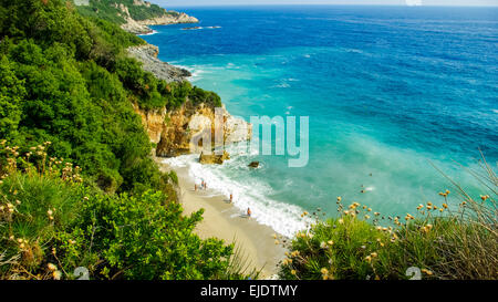 La plage de Mylopotamos, Pelion, Grèce. Plage de Mylopotamos, près de le village de Tsagarada Pelio, l'une des plus belles plages de la Grèce Banque D'Images