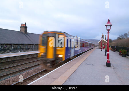 Une gare ferroviaire du nord de quitter la station sur l'Garsdale Régler ligne Carlisle, Yorkshire Dales, UK Banque D'Images