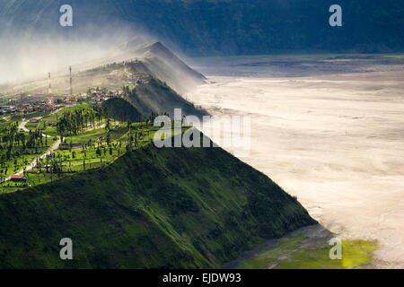 Un petit village perché au bord de la caldeira du Tengger en Indonésie. Banque D'Images