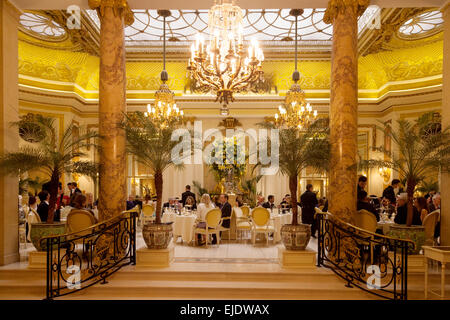 Les personnes ayant un thé l'après-midi à Palm Court, le Ritz Hotel, Londres, Angleterre, Royaume-Uni Banque D'Images