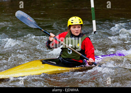 Concurrent de sexe féminin dans une course de slalom en canoë à Matlock Bath sur la rivière Derwent dans le Peak District Derbyshire Dales England UK Banque D'Images