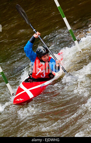 Concurrent de sexe féminin dans une course de slalom en canoë à Matlock Bath sur la rivière Derwent dans le Peak District Derbyshire Dales England UK Banque D'Images