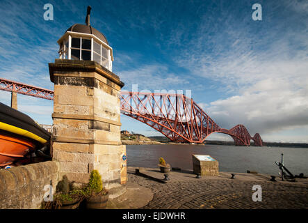 Le célèbre pont du Forth crossing le Firth of Forth de North Queensferry. Ouvert en 1890. Banque D'Images