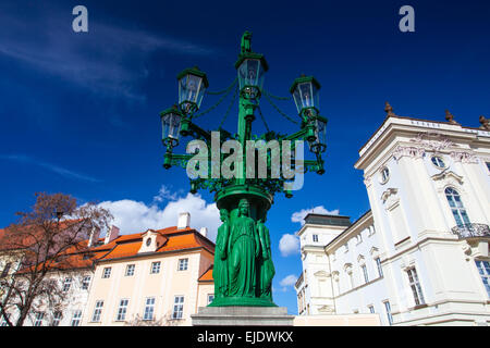 Lampe rue historique et de l'archevêque, Palais à la place du Château, Prague, République Tchèque Banque D'Images