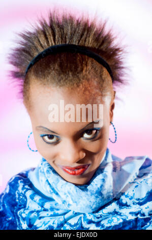 Modèle de cheveux kenyan en studio Banque D'Images