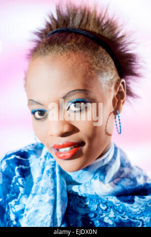 Modèle de cheveux kenyan en studio Banque D'Images