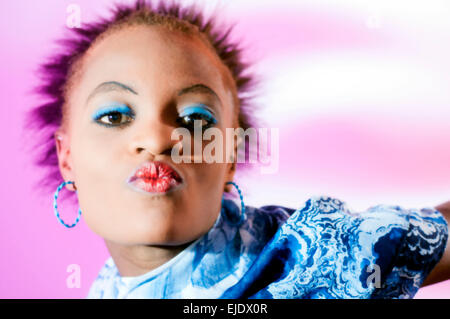 Modèle de cheveux kenyan en studio Banque D'Images