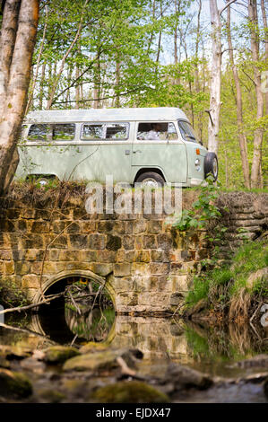 Volkswagen Camping-traverser un pont sur un ruisseau sur la forêt d'Ashdown dans l'East Sussex UK. Banque D'Images