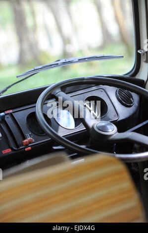Vue du volant sur une Volkswagen Camping-bus dans East Sussex UK. Banque D'Images