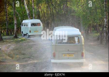 Campeurs Volkswagen roulant sur le transmettre sur voies poussiéreuse dans l'East Sussex UK. Banque D'Images