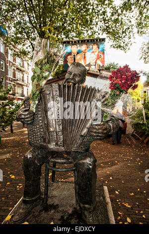 Statue de l'accordéoniste Johnny Meijer au Johnny Jordaan Place d'Amsterdam. Banque D'Images