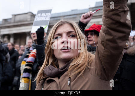 Une jeune femme chante l'hymne national français lors d'un rassemblement à Trafalgar Square pour les victimes d'attaques de terreur le Charlie Hebdo Banque D'Images