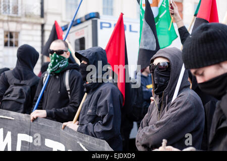 'Black-bloc" des manifestants anti-capitalistes assembler dans Lincoln's Inn Fields à Londres avant d'un changement climatique mars Banque D'Images