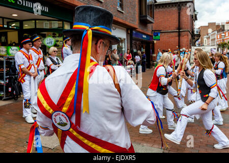 Mad Jacks Morris Dancers effectuer dans l'enceinte, Lewes, dans le Sussex, UK Banque D'Images