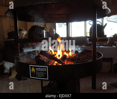 Sur une cheminée à foyer ouvert, loghouse cuisine, café de l'Arctique en Laponie, Finlande Banque D'Images