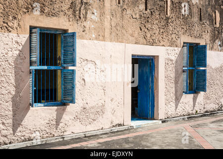 Dans l'illustré deux fenêtres bleues et une porte bleue , ils contraste avec le mur de la maison . Banque D'Images