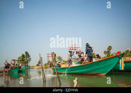 Les activités de pêche au Cambodge, en Asie. Filet de pêche famille tirant de la rivière entendre, Kep Kep province. Banque D'Images