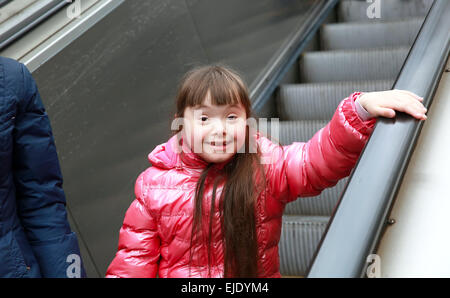 Portrait de belle fille sur l'escalator Banque D'Images