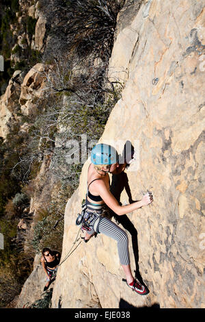 Une femme portant un débardeur et un pantalon à rayures monte l'enlèvement (5,8) sur le rocher de Gibraltar à Santa Barbara, en Californie. Banque D'Images