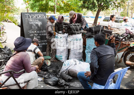 Les Cambodgiens vente fusains sur la rue à Phnom Pen, au Cambodge, en Asie. Banque D'Images