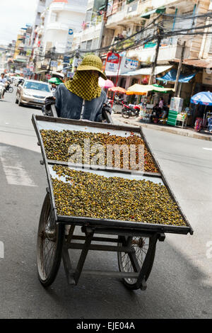 La vente du vendeur chaud épicé et cuit sur la rue à Phnom Penh, Cambodge, Asie. Banque D'Images