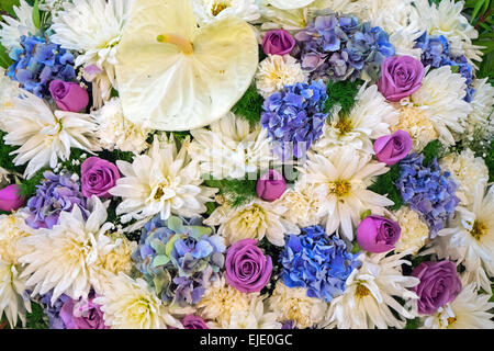 Un bouqet de fleurs colorées sur un marché Banque D'Images