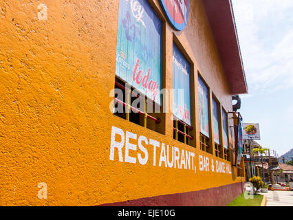 Coloré et accueillant restaurant et bar en lieu de vacances. Banque D'Images