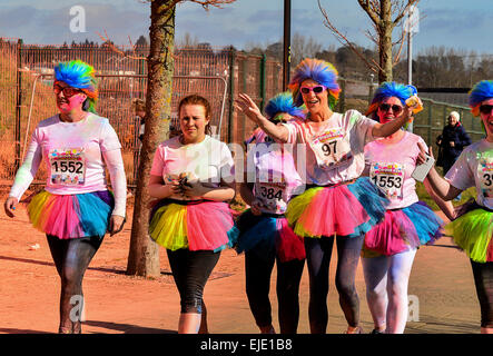 Les femmes en costumes colorés et perruques participer dans la charité fun run à Londonderry, Derry, Irlande du Nord Banque D'Images