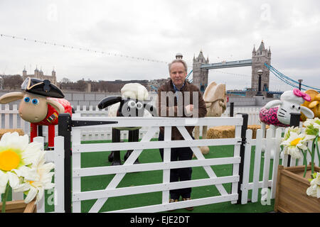 Londres, Royaume-Uni. 24 mars 2015. Nick Park animateur pose avec des moutons conçus par des artistes et des célébrités à la Shaun dans la ville Londres lancement. Aardman Animations' 'Shaun les brebis sont parsemés autour de Londres, du samedi 28 mars pour former un sentier arts spécial qui profitera à des milliers d'enfants dans les hôpitaux à travers le Royaume-Uni. Les sculptures ont été conçues par des artistes, designers et des célébrités dont David Gandy, Zayn Malik, Zandra Rhodes et Cath Kidston et seront mis aux enchères après l'exposition se termine le 25 mai. Photo : Bettina Strenske Banque D'Images