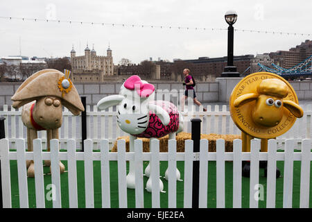 Londres, Royaume-Uni. 24 mars 2015. Les moutons conçu par des artistes et célébrités à la Shaun dans la ville Londres lancement. Aardman Animations' 'Shaun les brebis sont parsemés autour de Londres, du samedi 28 mars pour former un sentier arts spécial qui profitera à des milliers d'enfants dans les hôpitaux à travers le Royaume-Uni. Les sculptures ont été conçues par des artistes, designers et des célébrités dont David Gandy, Zayn Malik, Zandra Rhodes et Cath Kidston et seront mis aux enchères après l'exposition se termine le 25 mai. Photo : Bettina Strenske Banque D'Images