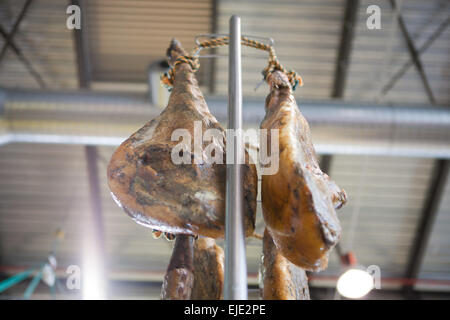 Jambon Serrano et Jamon Iberico suspendu dans un magasin. Le jamon Iberico vient du cochon noir Banque D'Images