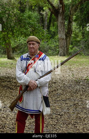 L'homme en période de Seminole authentique robe lors d'une deuxième guerre séminole re-enactment pendant fort Cooper Jours, Fort Cooper State Park Banque D'Images