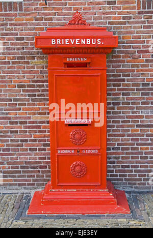 Vieux rouge boîte postale à Zaanse Schans nord d'Amsterdam Banque D'Images