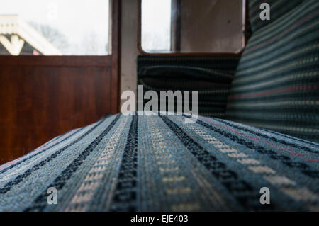 Patrons sur le tissu d'un siège à l'intérieur de style années 1960, un wagon de chemin de fer coin rangement Banque D'Images