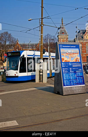 Les Trams attendent devant la gare centrale d'Amsterdam. Banque D'Images