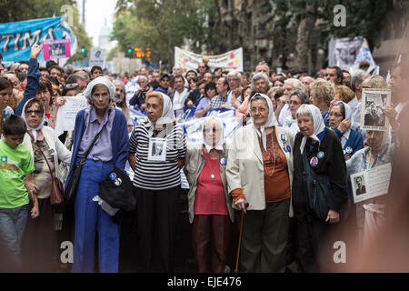 Buenos Aires, Argentine. 24Th Mar, 2015. Les résidents prennent part à une manifestation marquant le 39e anniversaire du coup d'État de 1976, à la place Plaza de Mayo à Buenos Aires, capitale de l'Argentine, le 24 mars 2015. Crédit : Martin Zabala/Xinhua/Alamy Live News Banque D'Images