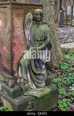 Un mémorial usées ou cassées, avec la figure d'un ange en Dalry Cimetière, Édimbourg, Écosse, Royaume-Uni. Banque D'Images