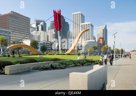 Conçue par Richard Serra, cette sculpture nommée Cupids Span a été commandée pour le siège social du Gap à San Francisco. Banque D'Images