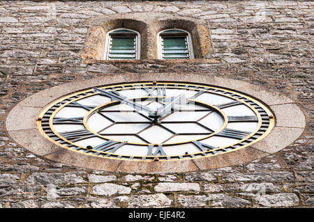 Vue sur la face de l'horloge de la tour St Leonards Dans le centre-ville de Newton Abbot Banque D'Images
